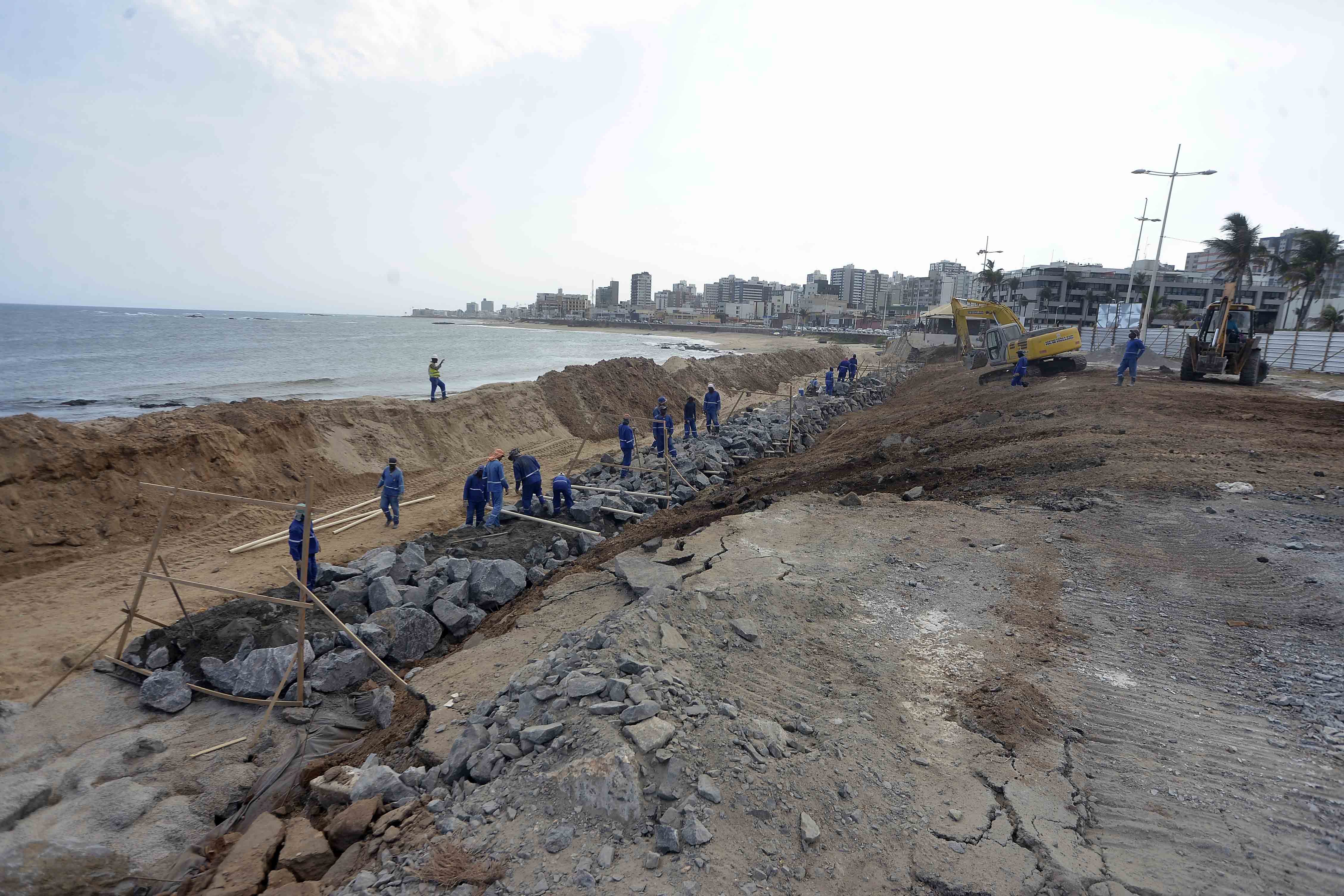 Prefeitura realiza obras de contenção marítima