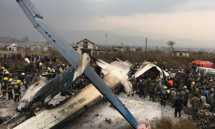 Avião com 71 pessoas cai no Nepal
