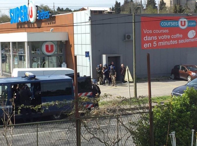 Polícia mata sequestrador que invadiu supermercado na França