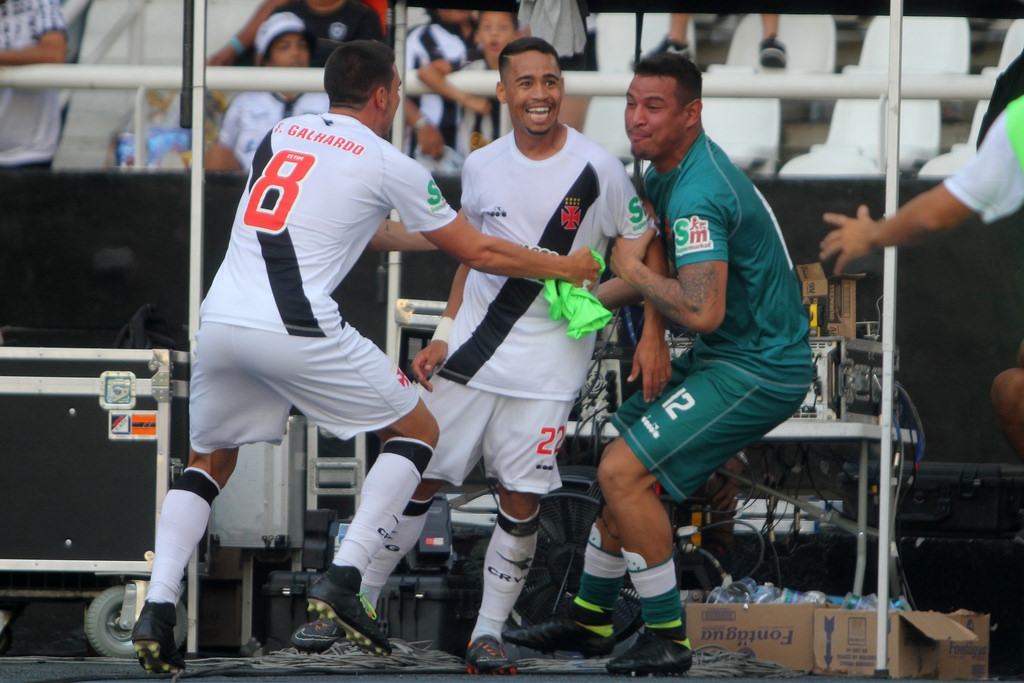 De virada, Vasco ganha do Botafogo no último minuto