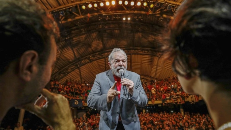 A amigos, Lula diz que está fora das eleições