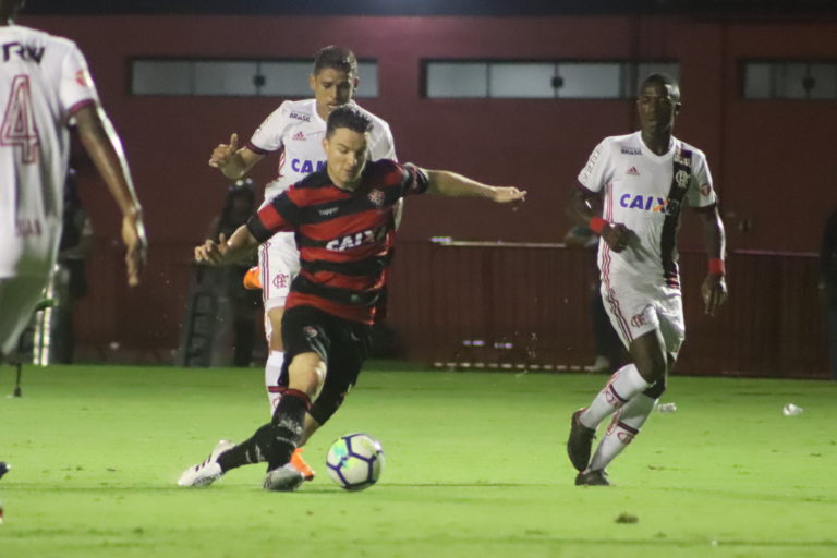 Em jogo emocionante, Vitória empata com o Flamengo