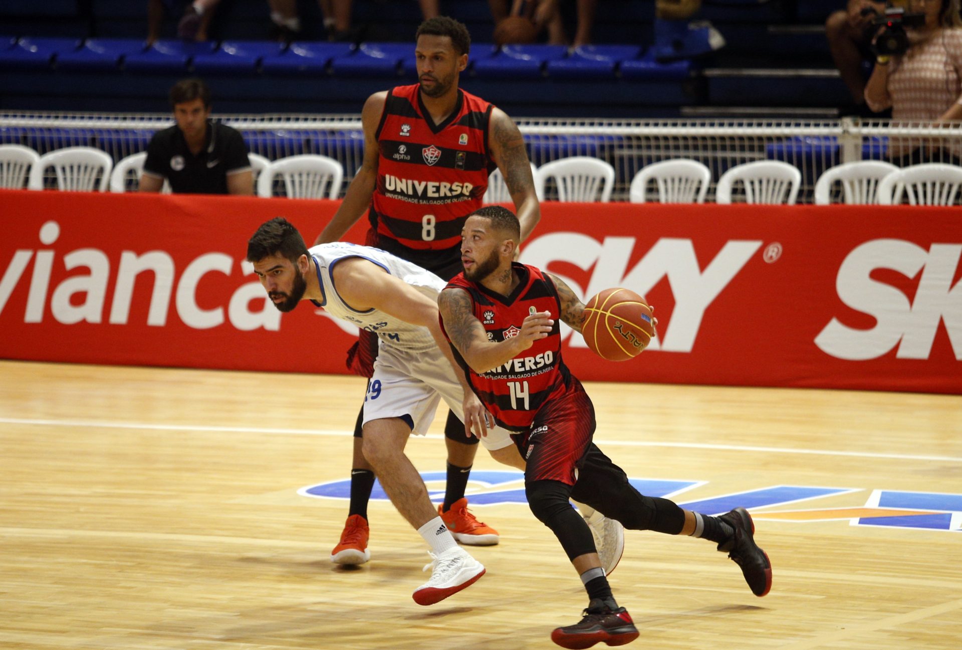 Basquete: Minas supera o universo/Vitória