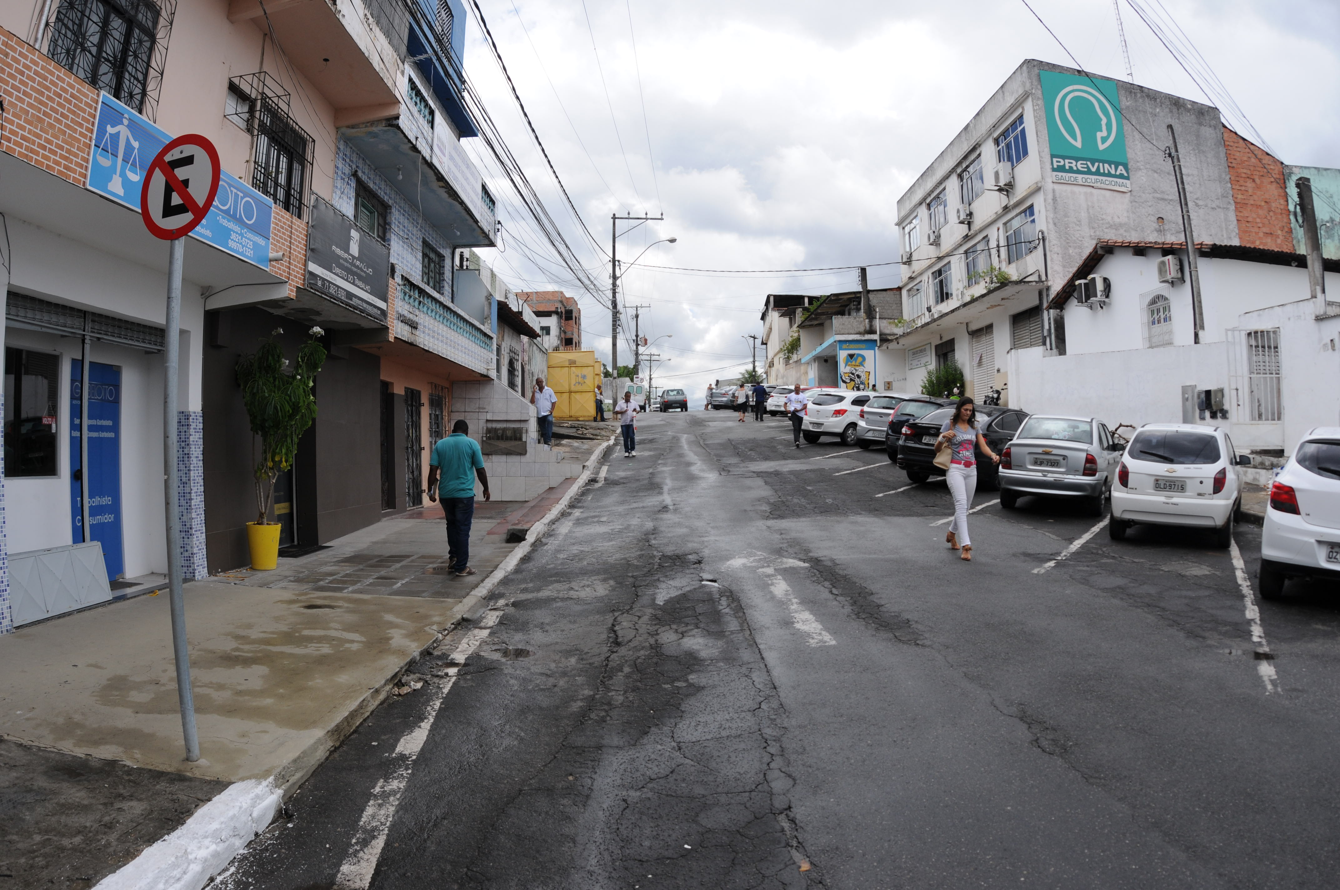 Prefeitura de Camaçari interdita rua Cleyton Leão