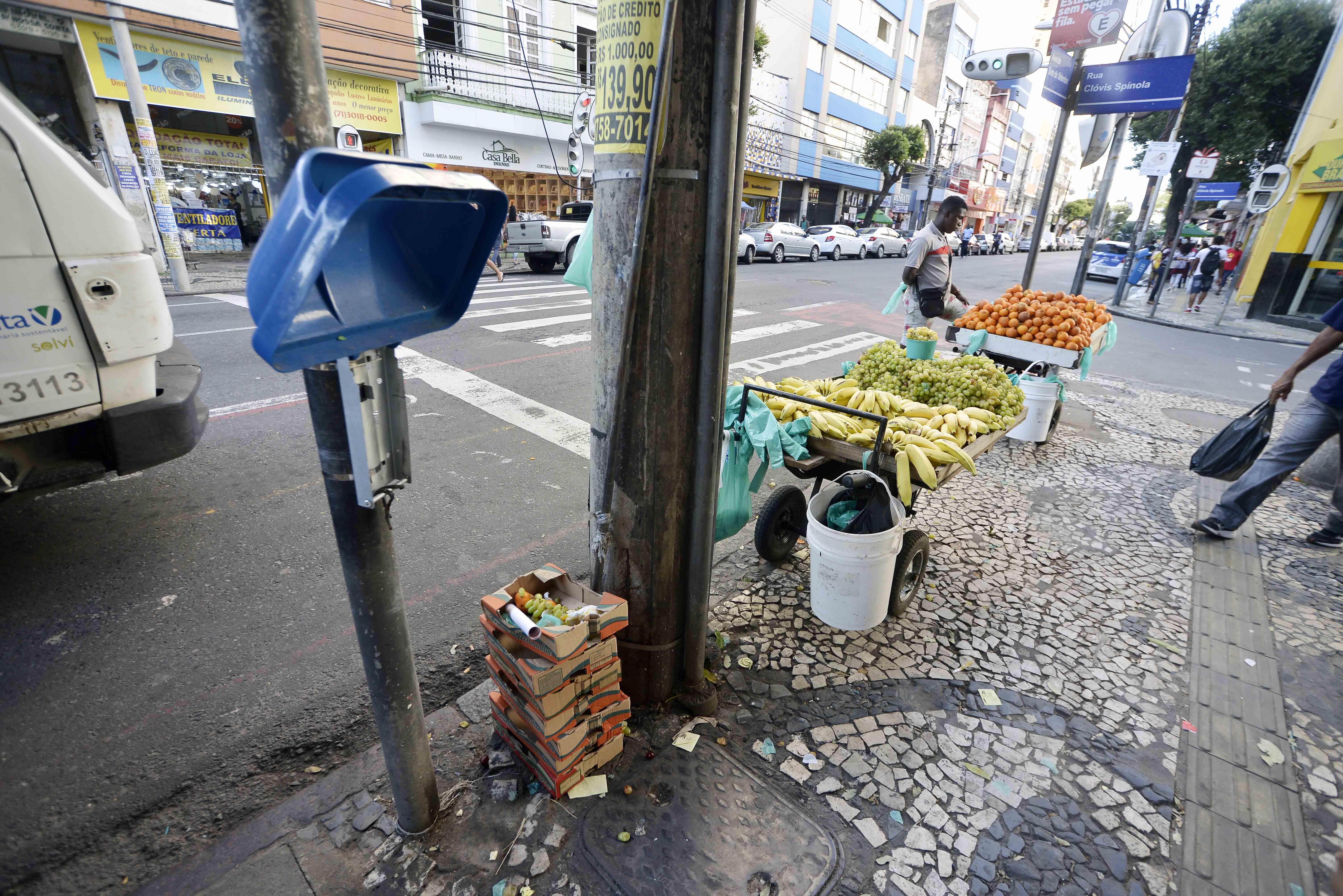 Vandalismo destrói 330 lixeiras em Salvador