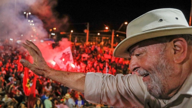 Lula diz que não vai se entregar à Justiça