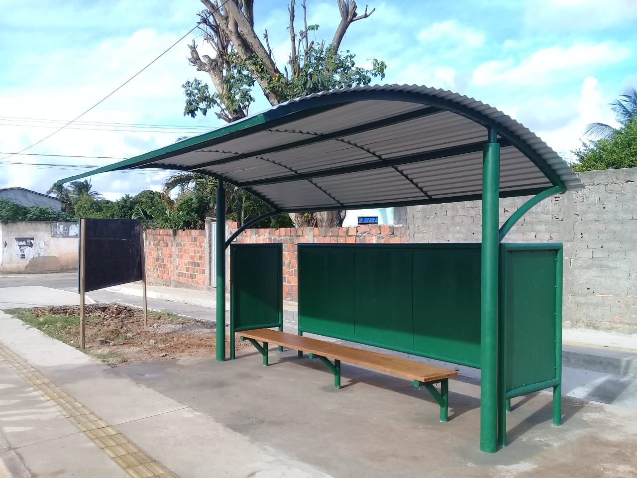 Usuários de ônibus têm novos abrigos em Camaçari