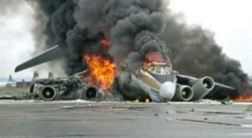 Avião militar cai na Argélia e mata 250 pessoas