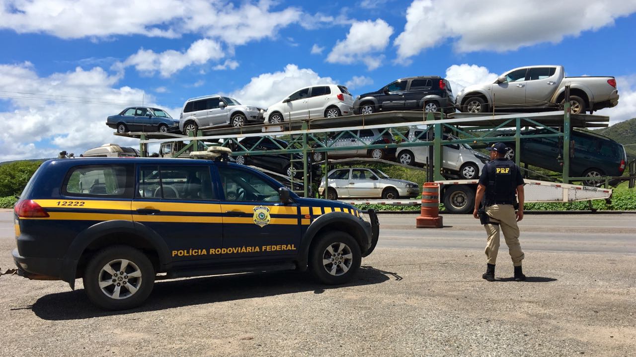 Policiais federais recuperam caminhão roubado