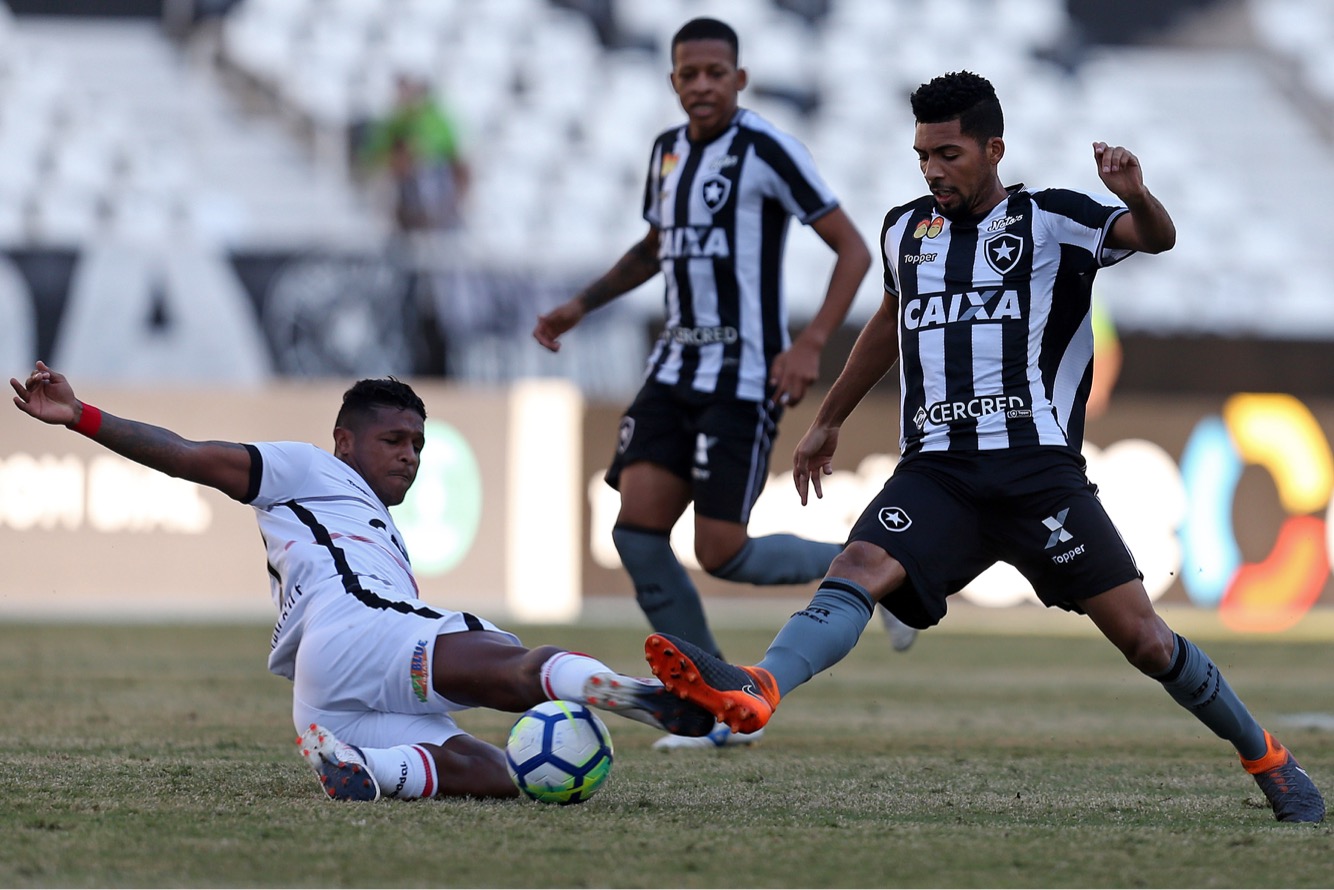 Com gol de Denílson, Vitória empata com o Botafogo