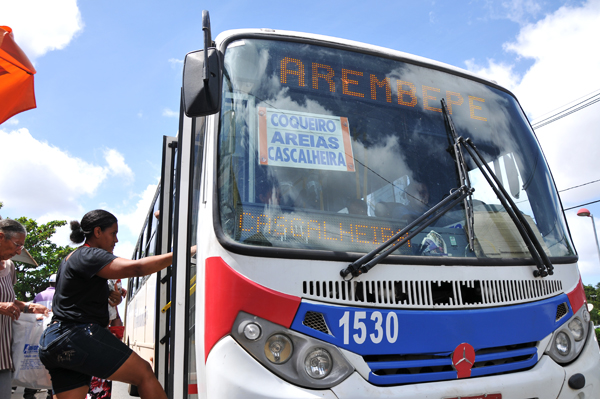 Crise no abastecimento reduz frota de ônibus em Camaçari