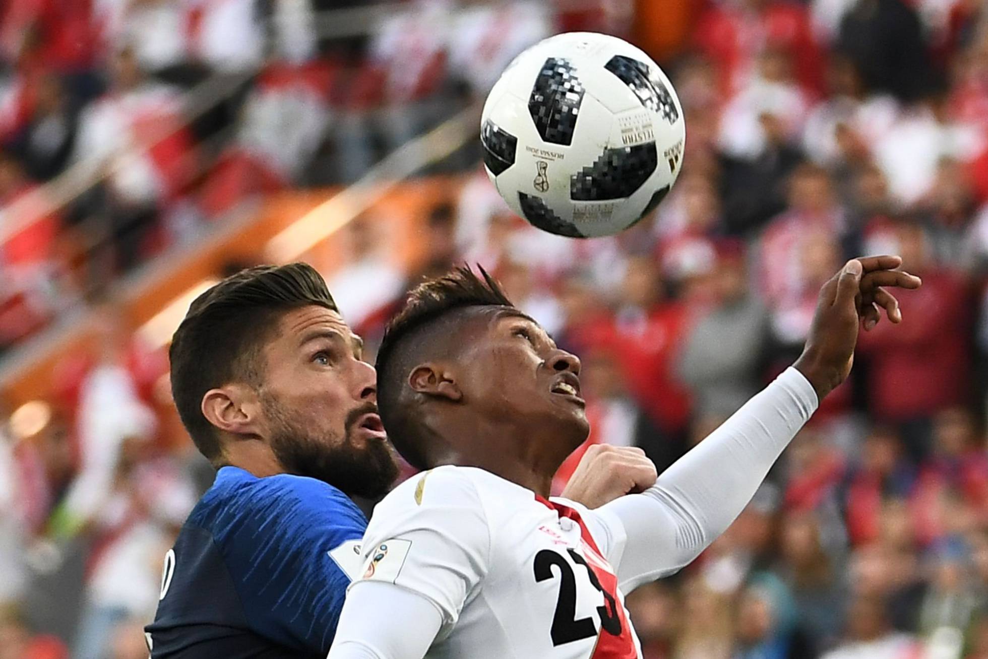 Mbappé marca e França elimina o Peru