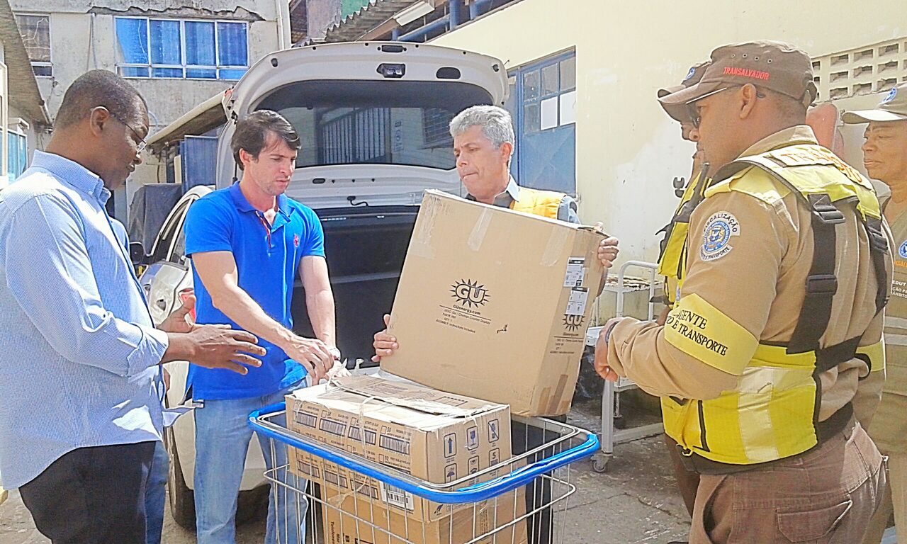 Transalvador doa 300 latas de leite ao Martagão Gesteira
