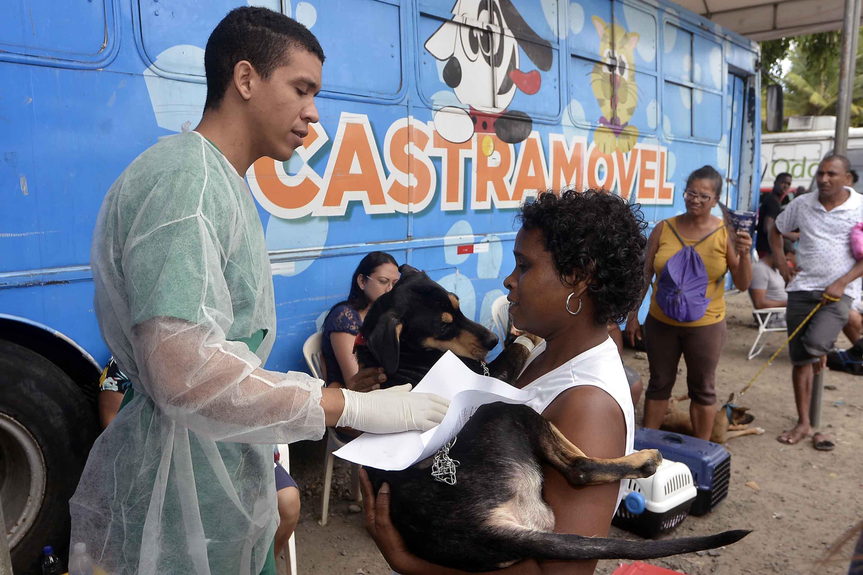 Castramóvel realiza esterilização gratuita na Fazenda Grande