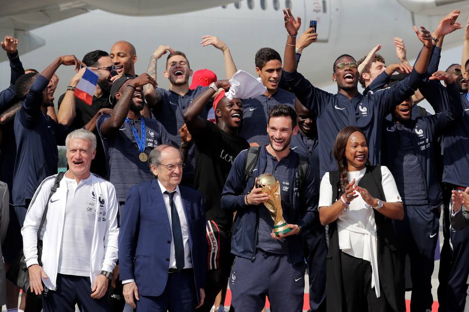 Jogadores chegam à França carregando a Taça do Mundial