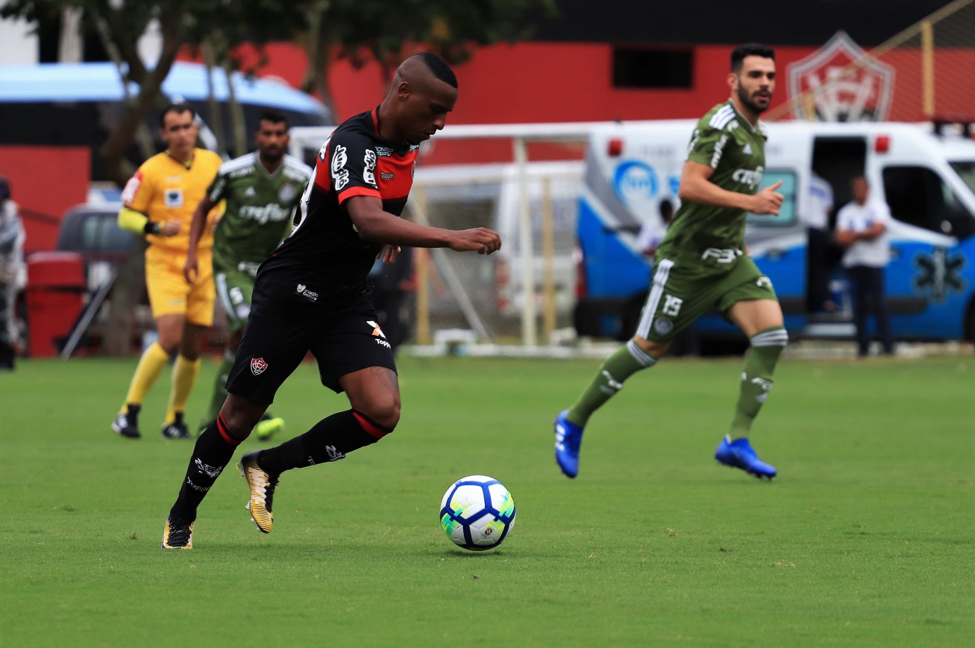 Vitória é goleado pelo Palmeiras na estreia de Carpegiani