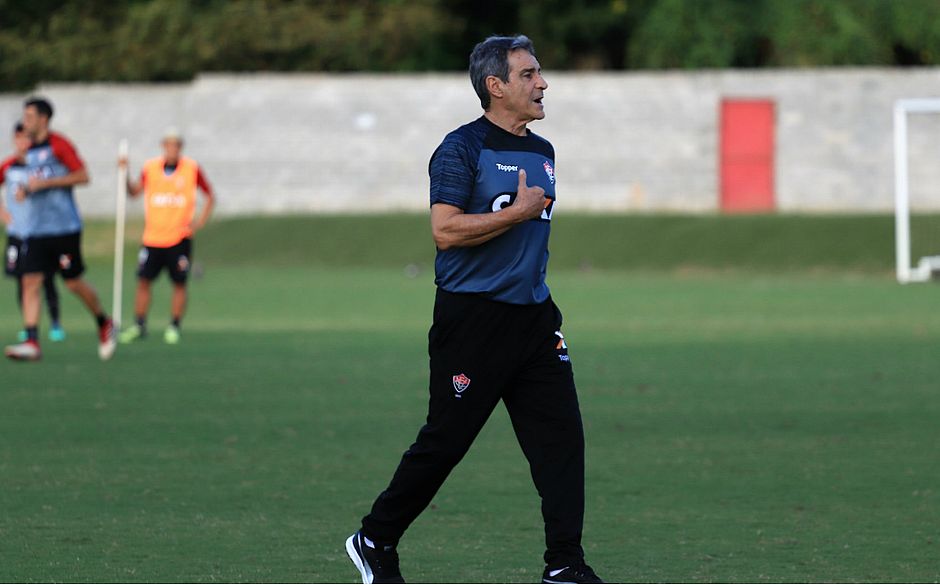 Carpegiani muda Vitória para enfrentar o Palmeiras