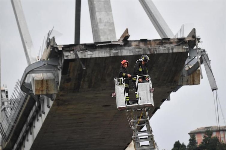 Equipes de resgate buscam desaparecidos entre os escombros de Gênova