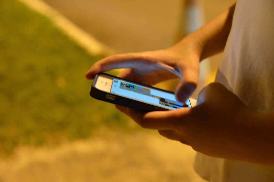 Tempo gasto com celular preocupa adolescentes e pais, diz pesquisa