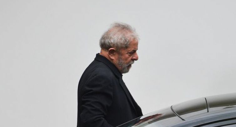 Ministro recusa ação para excluir Lula de pesquisas