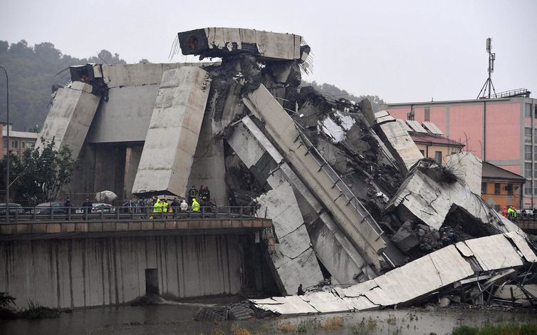 Ponte desaba e deixa ao menos 35 mortos na Itália