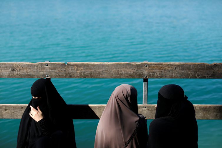 Muçulmanas protestam contra proibição ao uso do véu