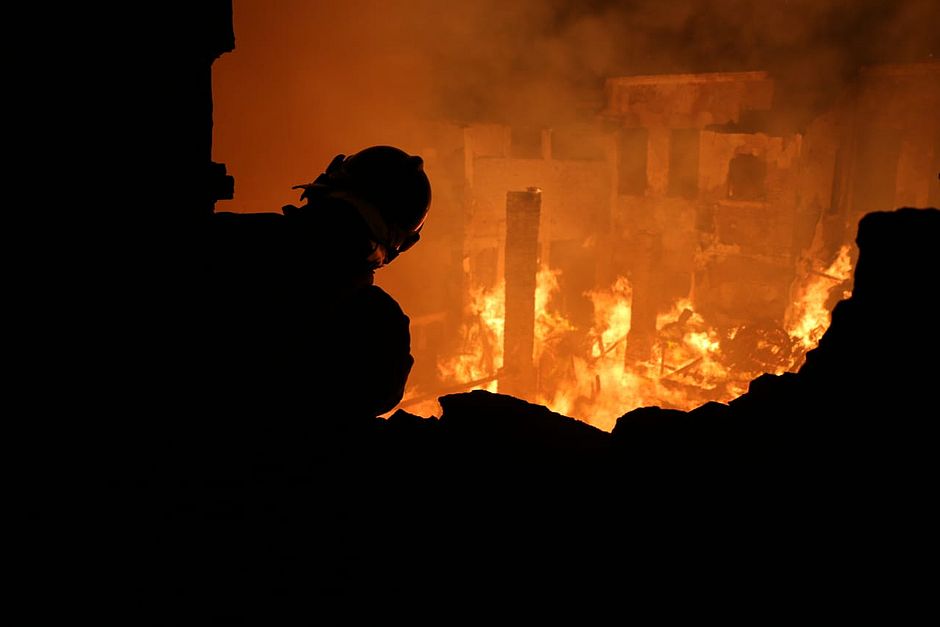 Bombeiros procuram idoso em serraria atingida por incêndio