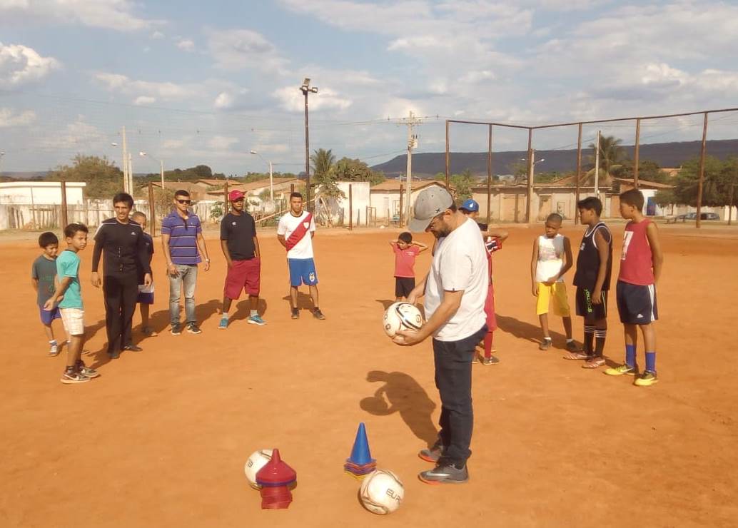 Crianças ganham escola pública de futebol em Barreiras