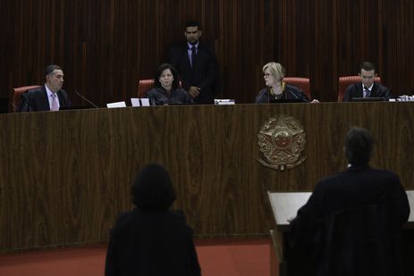 Por 6 votos a 1, TSE rejeita candidatura de Lula