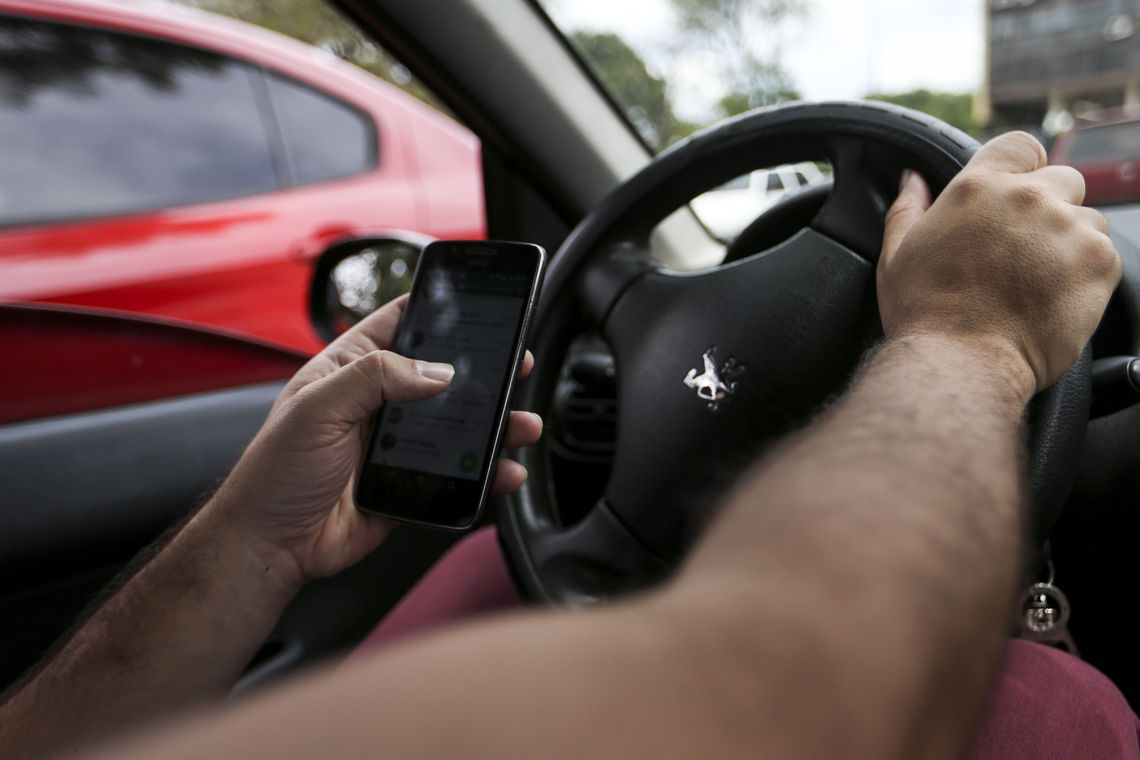 Multas por uiso de celular ao volante crescem 33% em 2018