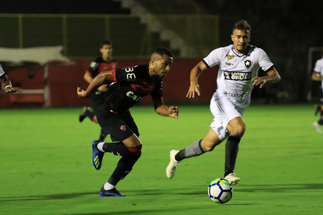 Em jogo de sete gols, Vitória perde para o Botafogo
