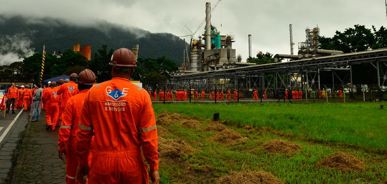 Petrobras reduz em 6,2% o preço da gasolina nas refinarias