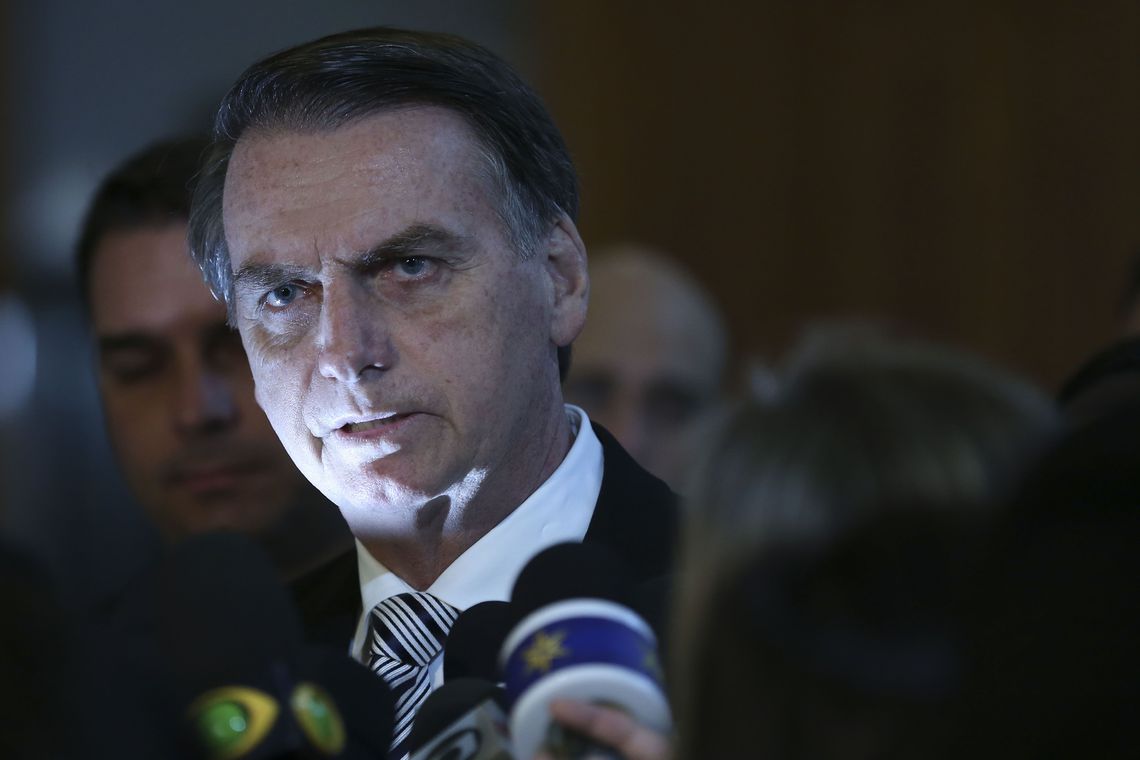 Bolsonaro diz que decisão sobre médicos cubanos é humanitária