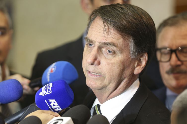 Bolsonaro ganha bananas maduras de amigos de Eldorado Paulista