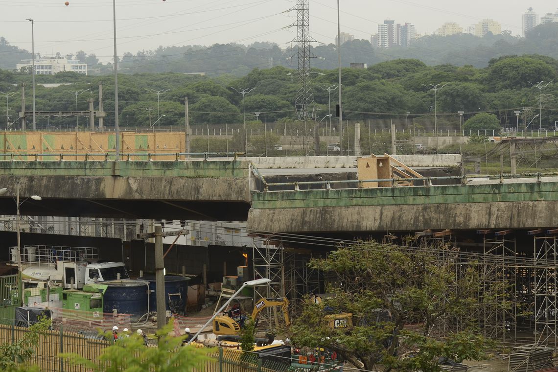 Prefeitura de São Paulo começa testes em viaduto que cedeu
