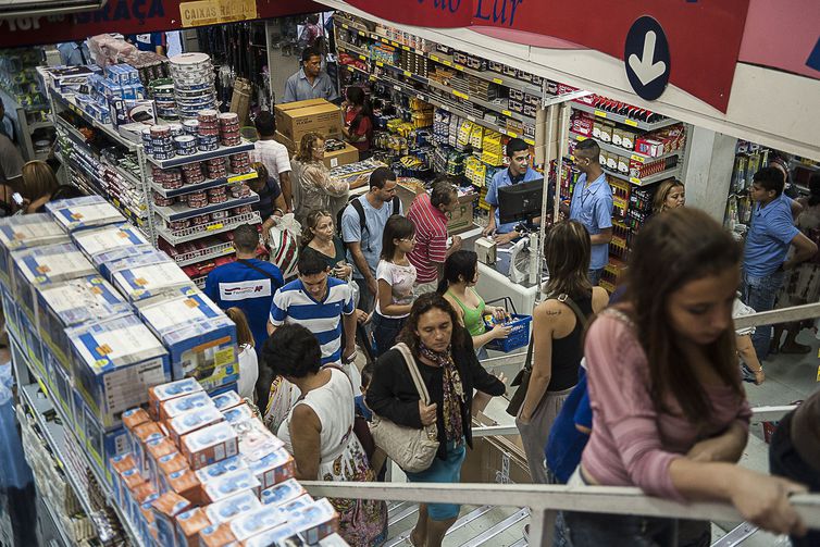 Confiança do consumidor é a maior desde janeiro de 2014, diz CNI
