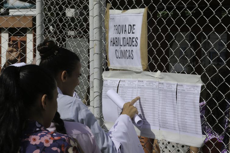 Médicos formados no exterior tentam revalidar diploma no Brasil