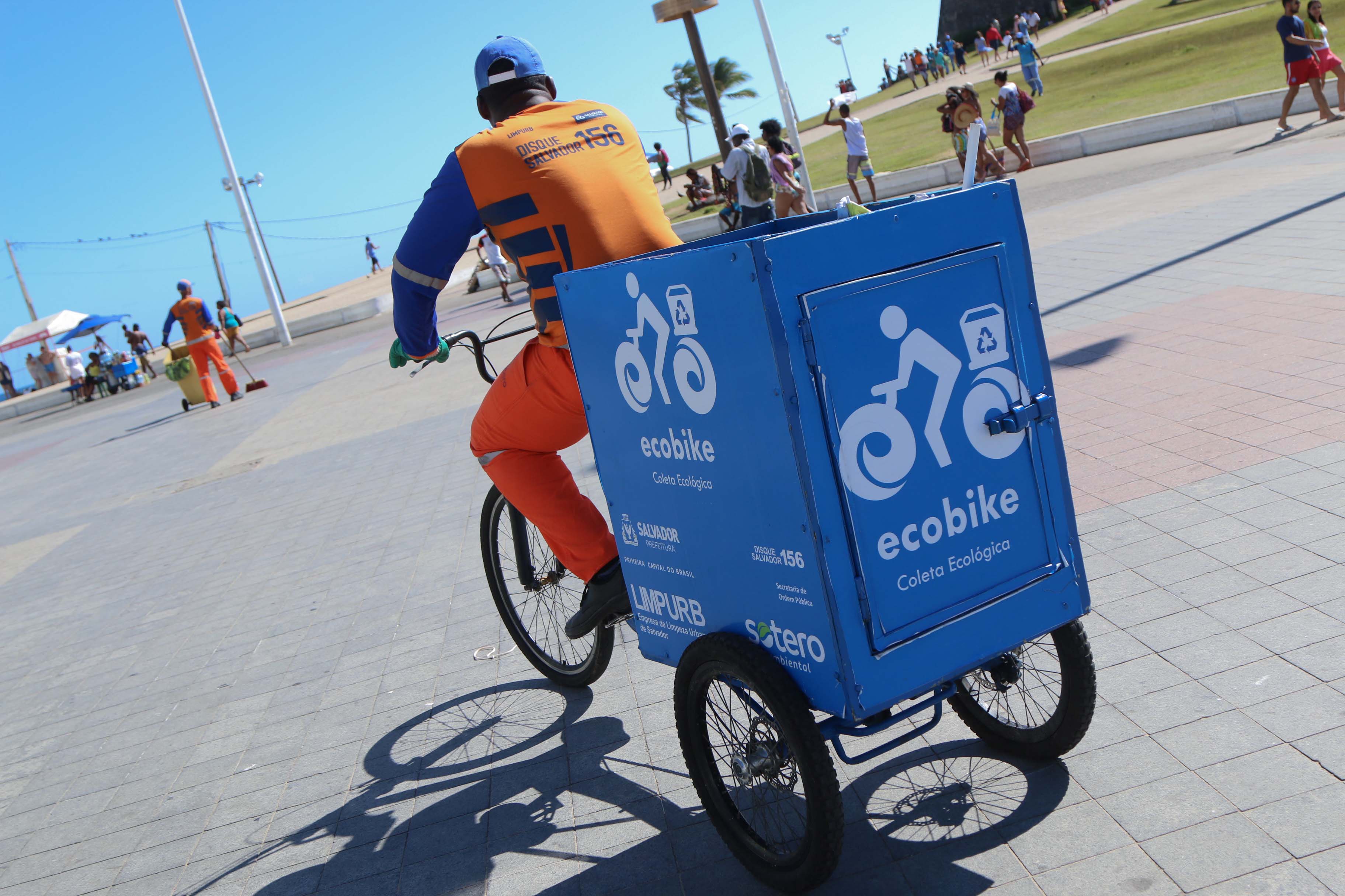 Ecobikes são utilizadas na coleta de lixo da orla de Salvador