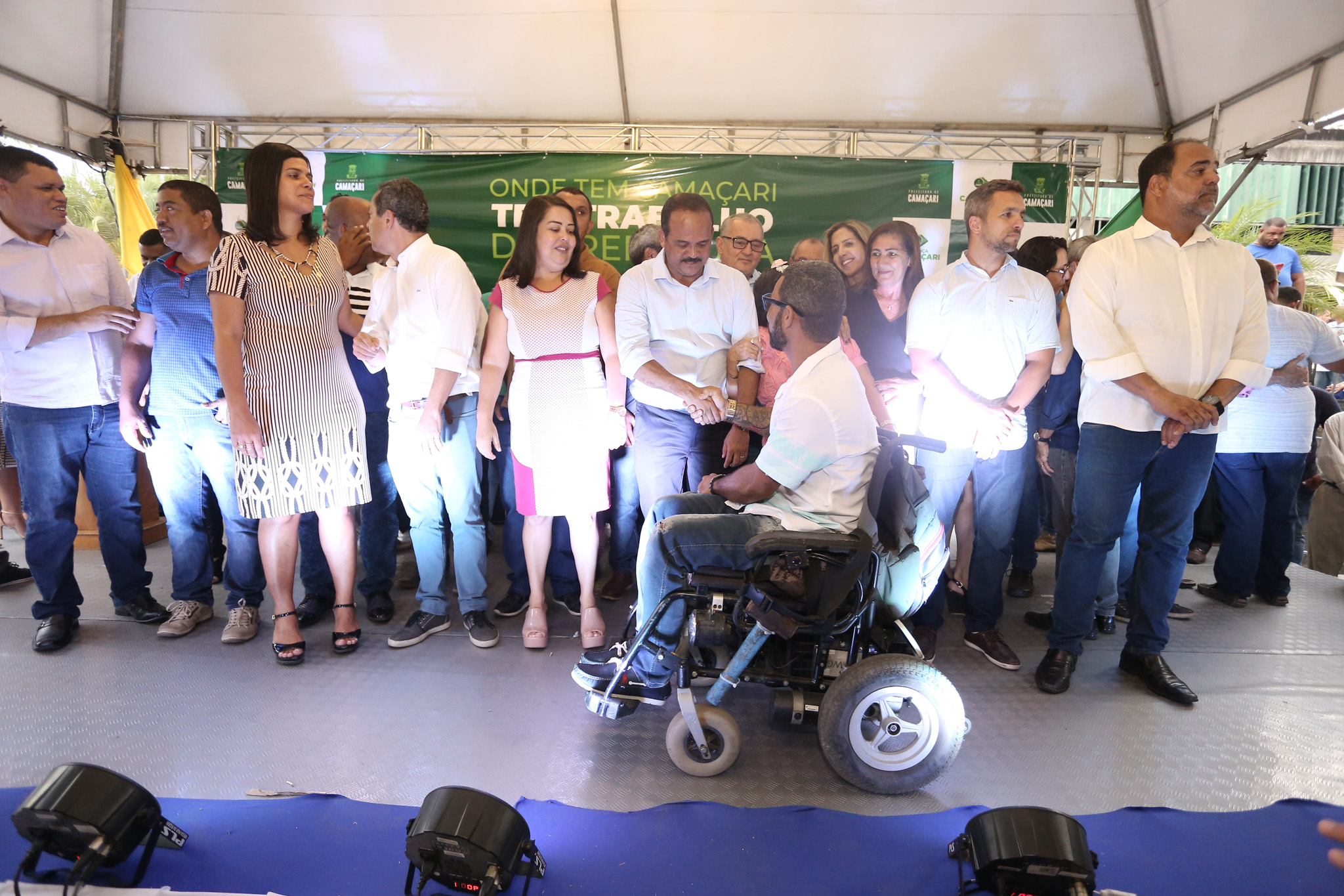 Prefeitura entrega van adaptada e 105 cadeiras de rodas