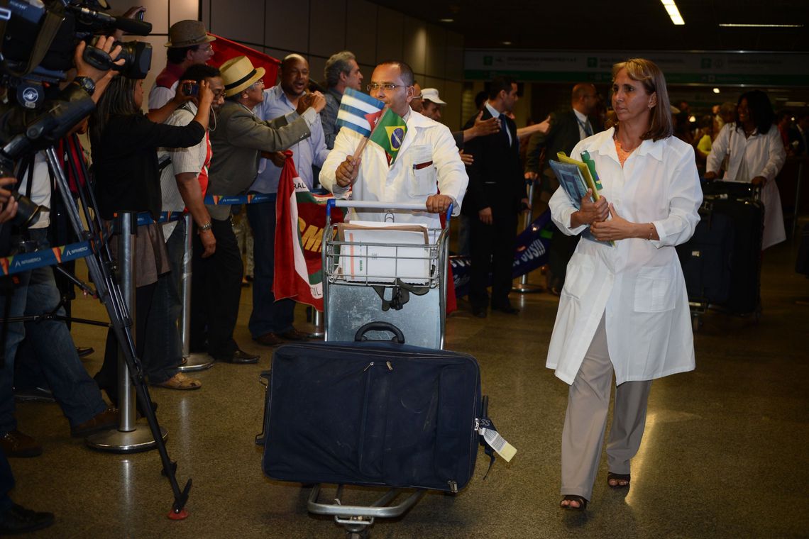 Governo estuda regularizar permanência de médicos cubanos