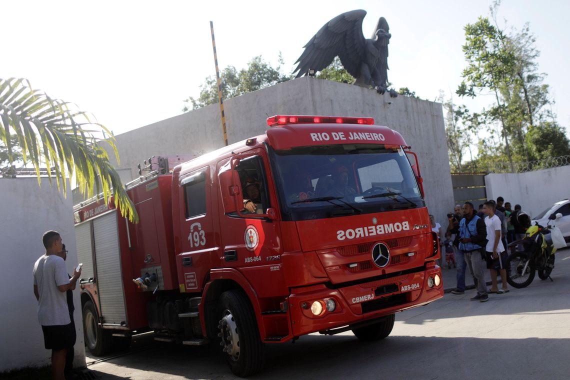 Bombeiros encerram trabalho de rescaldo do incêndio no CT do Flamengo