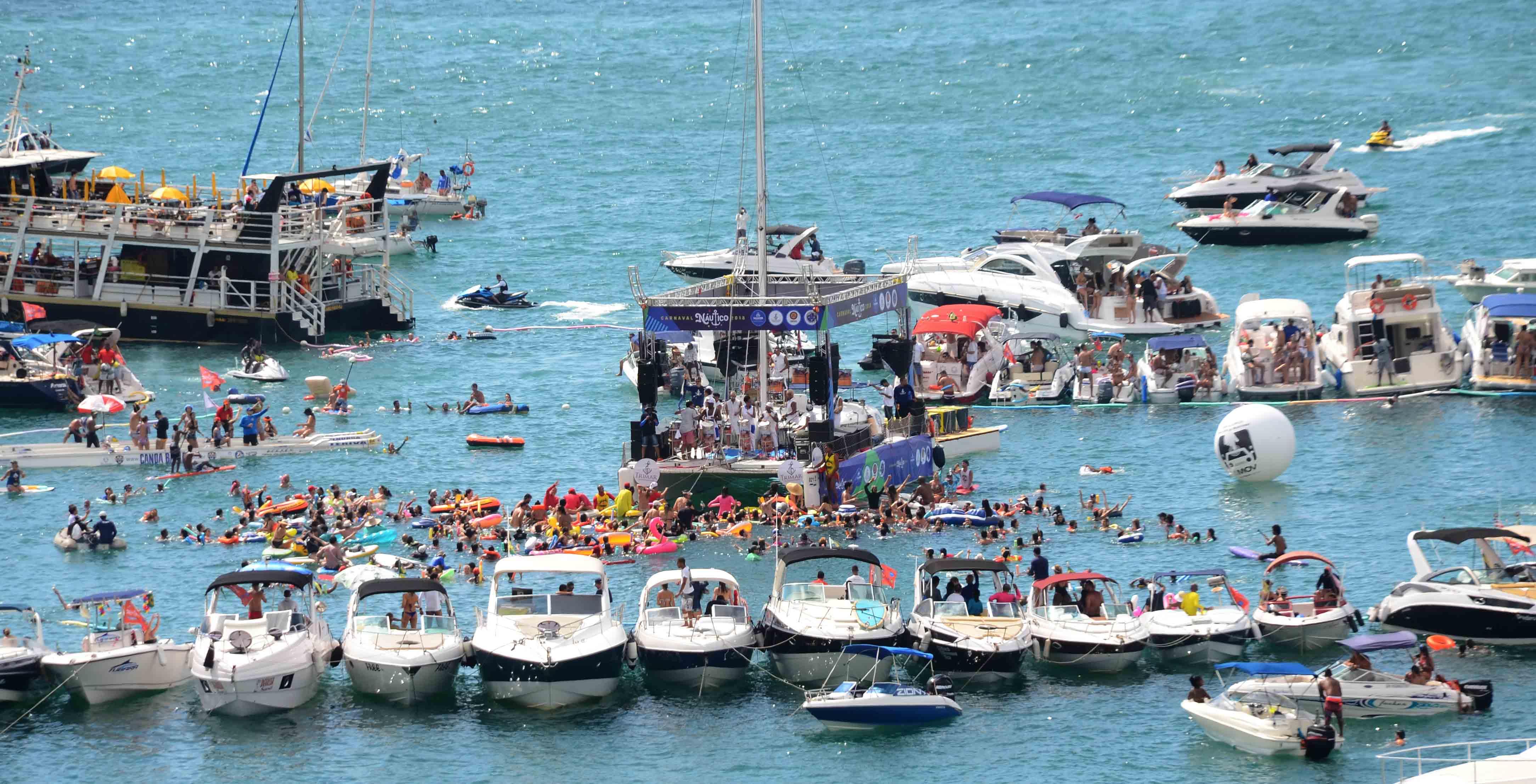 Baía de Todos-os-Santos recebe evento pré-carnavalesco