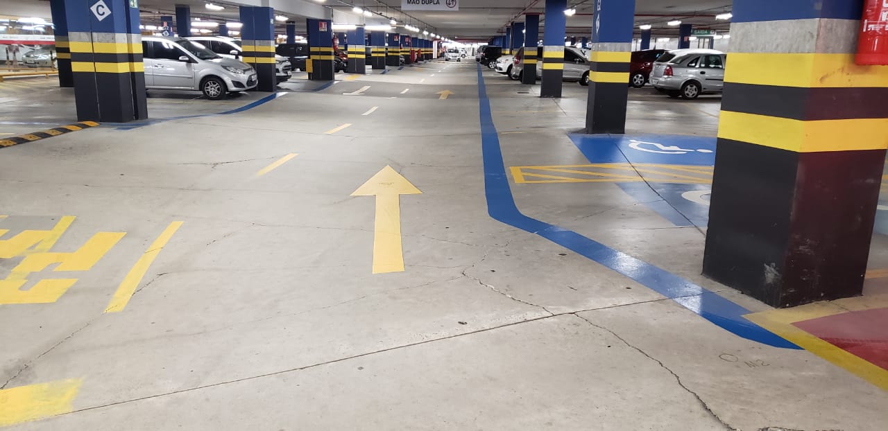 Prefeitura notifica shopping Paralela para corrigir piso de estacionamento