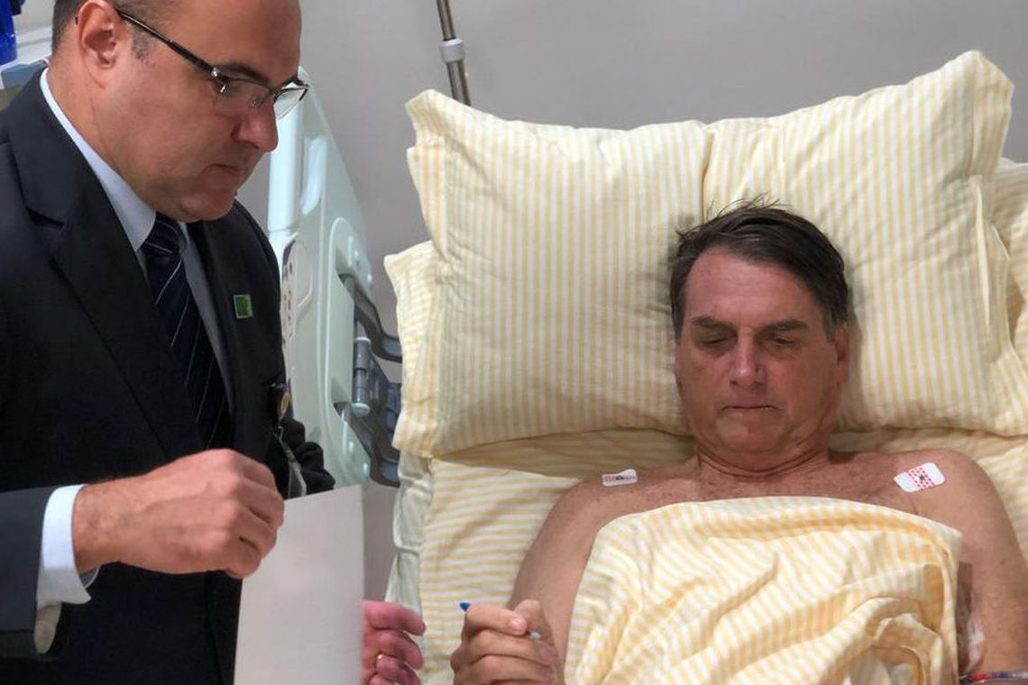No hospital, Bolsonaro conversa e transmite orientações