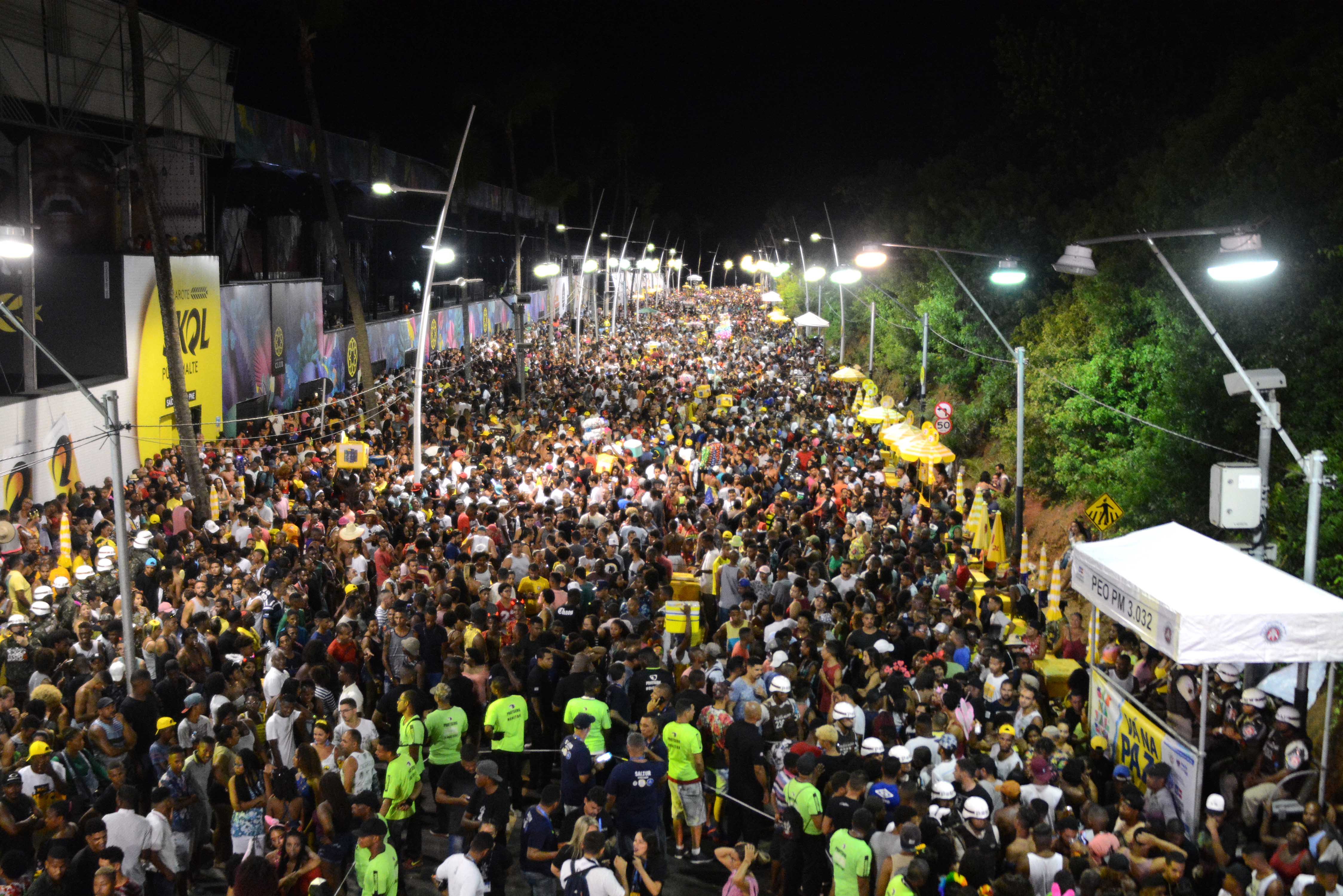 Pipoco arrasta multidão no terceiro dia de festas pré-carnavalescas