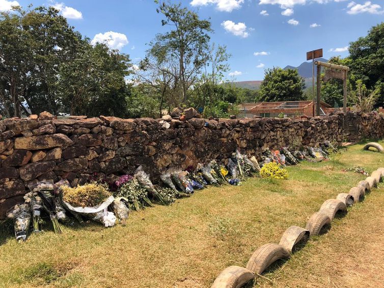 Moradores de Córrego do Feijão enterram vítimas e buscam por parentes