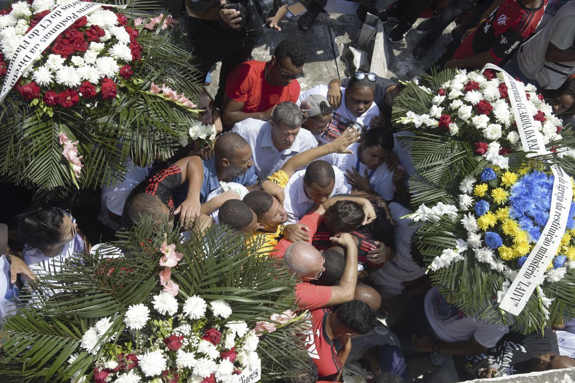 Corpos de mais cinco jogadores do Flamengo são enterrados
