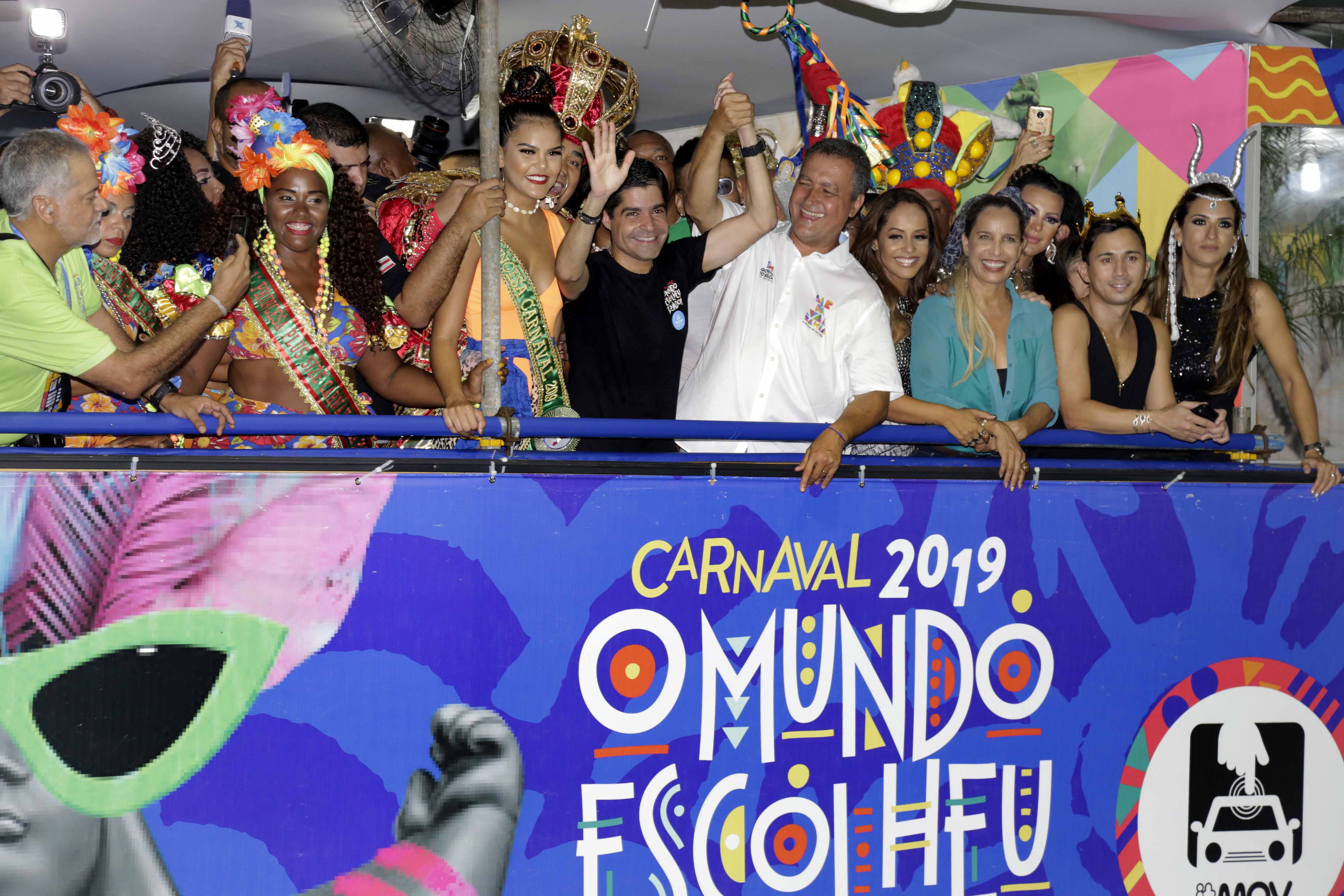 Artistas prestigiam abertura do Carnaval