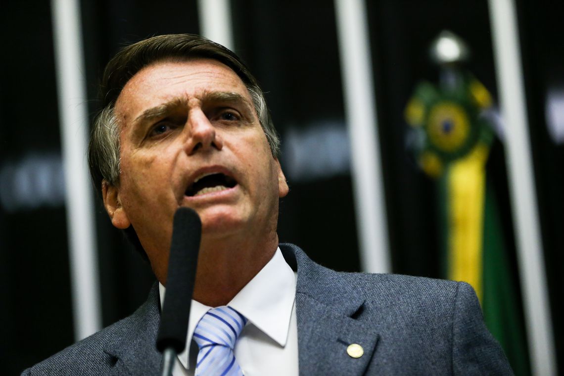 Bolsonaro participa de assinaturas de contrato do setor elétrico