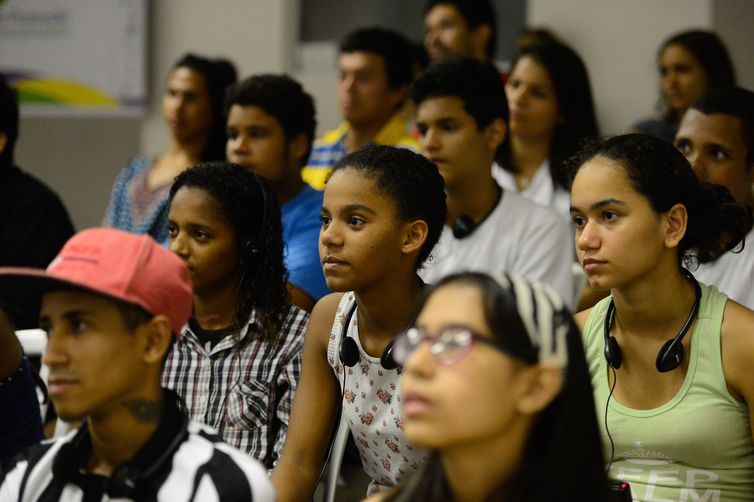 Jovens têm menos chance de contratação e mais de serem demitidos